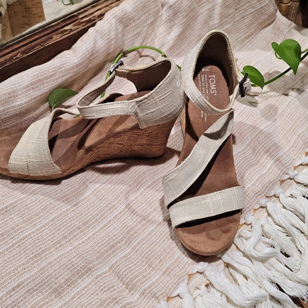 TOMS Women's Tan Sandals